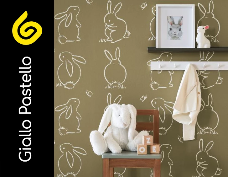 Carta da parati bambini con conigli su fondo color sabbia - Giallo Pastello Interior Design Brescia