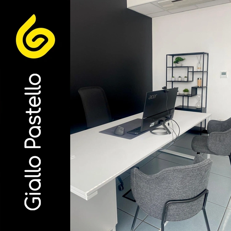 Layout e funzionalità della scrivania e dell'ufficio nel rinnovo ufficio - Giallo Pastello Interior Design Brescia