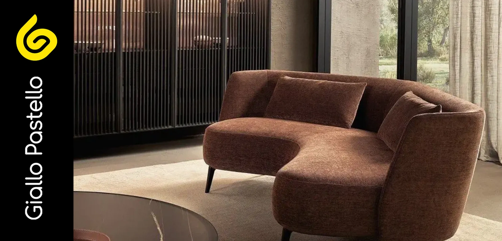 Soggiorno moderno arredato con divano Mocha Mousse - Giallo Pastello Interior Design