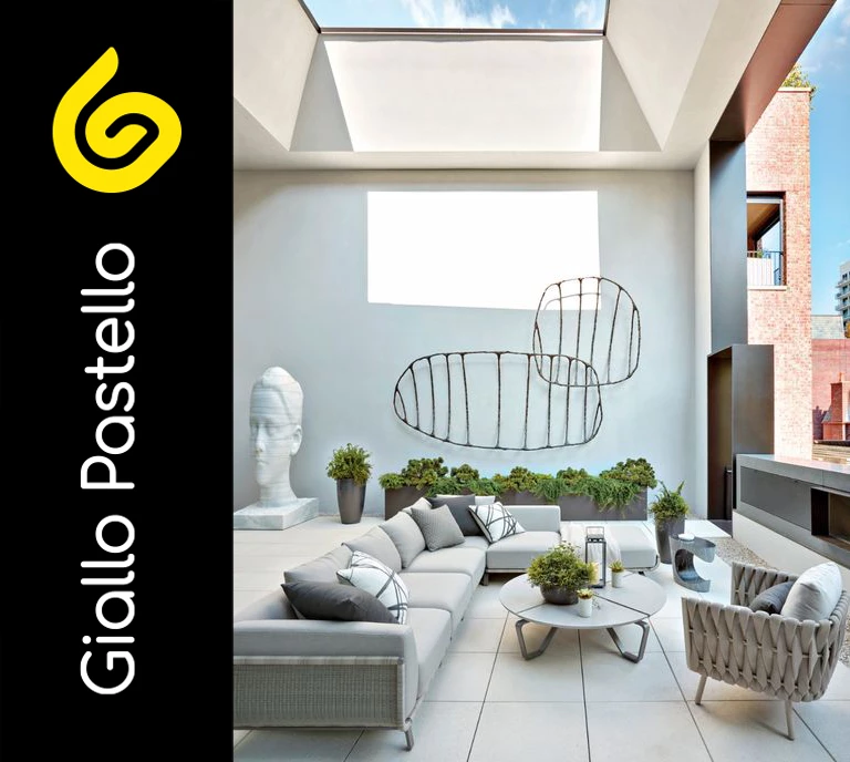 Pareti chiare per arredare terrazzo appartamento con stile - Giallo Pastello Interior Design Brescia