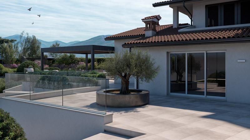 Arredo outdoor con piscina: aiuola con ulivo - Giallo Pastello Interior Design Brescia