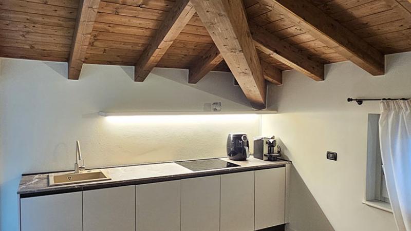 Ristrutturazione Mansarda su Misura: cucina piccola - Giallo Pastello Interior Design Brescia