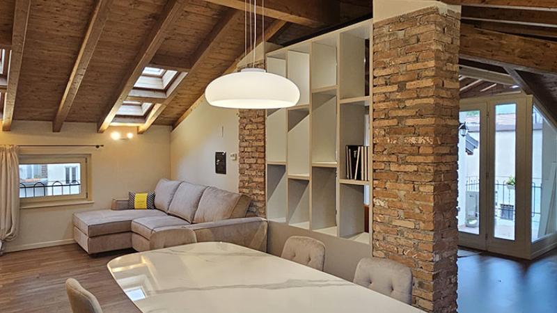 Ristrutturazione Mansarda su Misura: dettaglio del tavolo - Giallo Pastello Interior Design Brescia